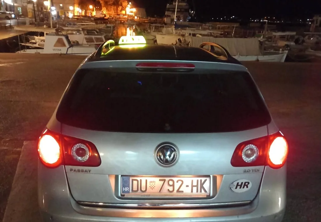 Taxi vozilo u večernjoj vožnji